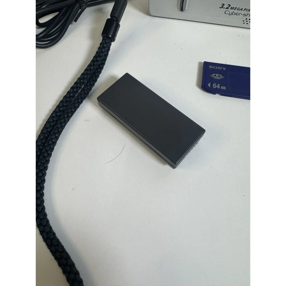 Sony Cyber-shot DSC-P7 3.2MP Digital Camera Silver Battery Charger Memory Stick